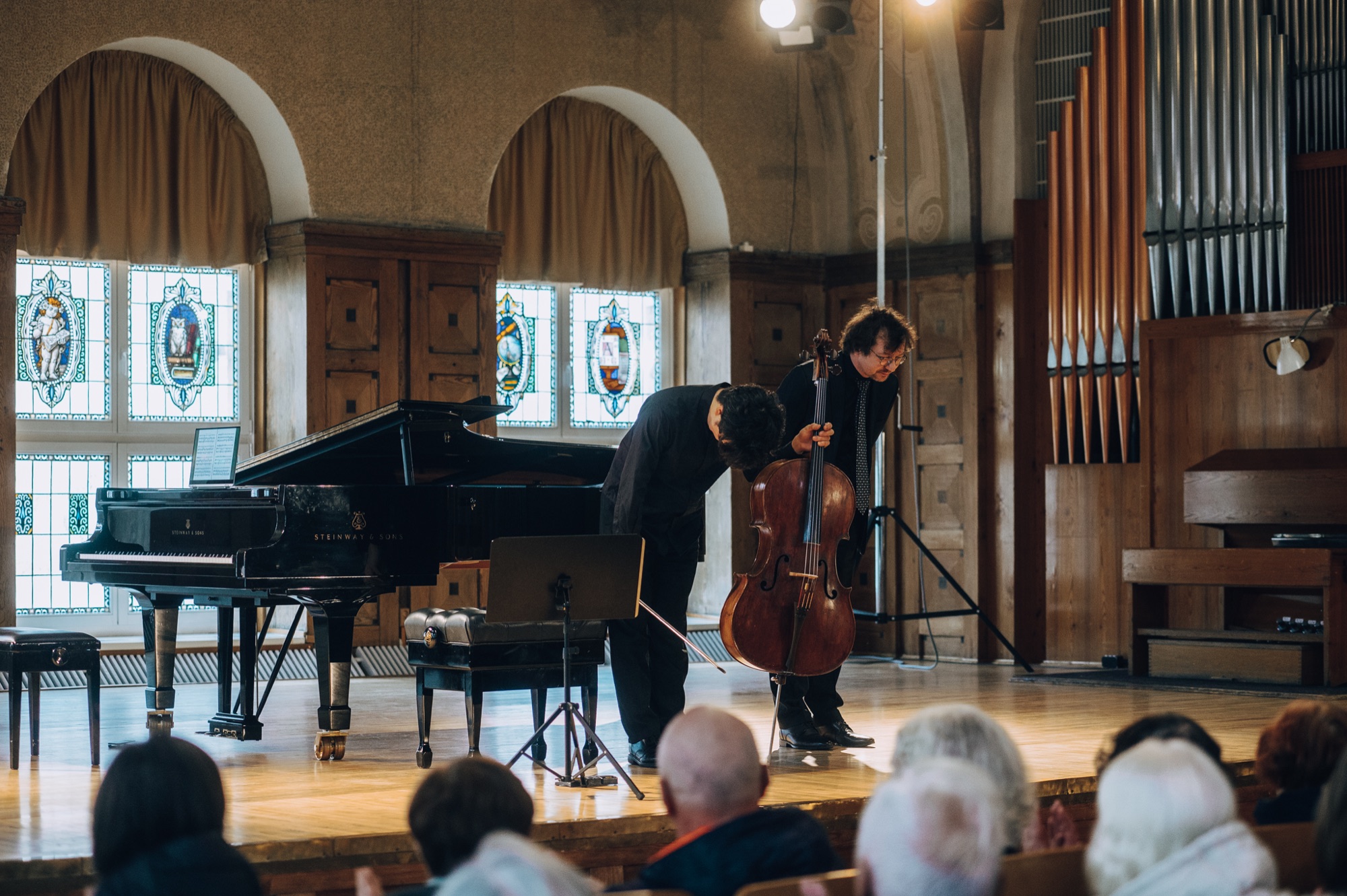 Violončelininkai dėkoja konkurso finalinio koncerto publikai