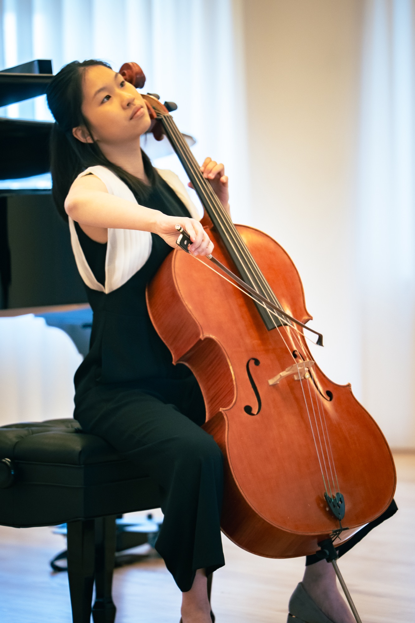 Violončelininkė konkurso pasirodymo metu